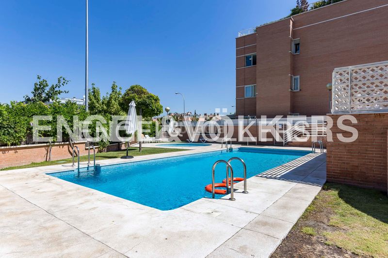 Foto eb6b7023-39e6-43eb-be8f-bd0110585e1d. Dúplex amb calefacció aparcament piscina a Valdemarín Madrid