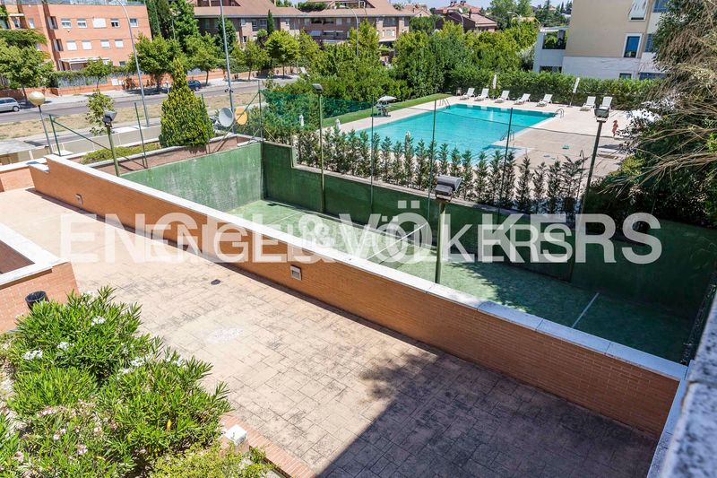 Foto f680859a-813c-49a1-9af6-09480819b33a. Dúplex amb calefacció aparcament piscina a Valdemarín Madrid
