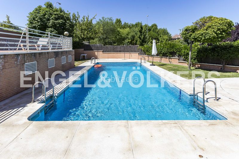 Foto f6ffbe2f-76c0-4afb-bdca-38e4192267fb. Dúplex amb calefacció aparcament piscina a Valdemarín Madrid