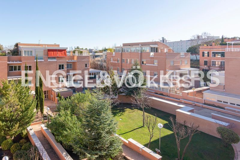 Foto fc1d1a37-fa45-49fd-a6bc-0799c50feac7. Dúplex amb calefacció aparcament piscina a Valdemarín Madrid