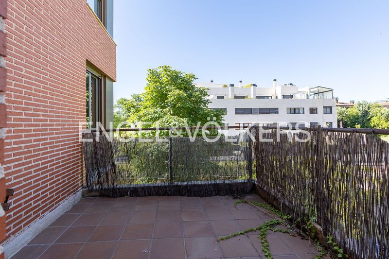 Foto 51c13136-f2eb-42a6-9759-ac93436d5632. Pis amb calefacció aparcament piscina a Valdemarín Madrid