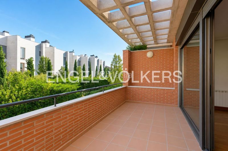 Foto 55a511f9-d431-4dc8-8f5a-49b9673a5d9c. Pis amb calefacció aparcament piscina a Valdemarín Madrid