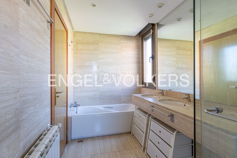 Foto b82730f6-99e0-4b61-9f97-3f5907f3d951. Pis amb calefacció aparcament piscina a Valdemarín Madrid