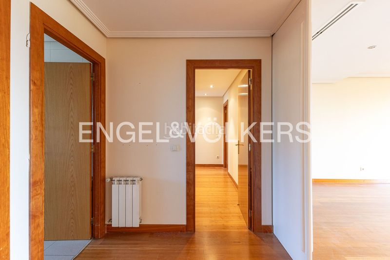 Foto c1c8954a-0acd-438d-824a-05ef1b20199e. Pis amb calefacció aparcament piscina a Valdemarín Madrid