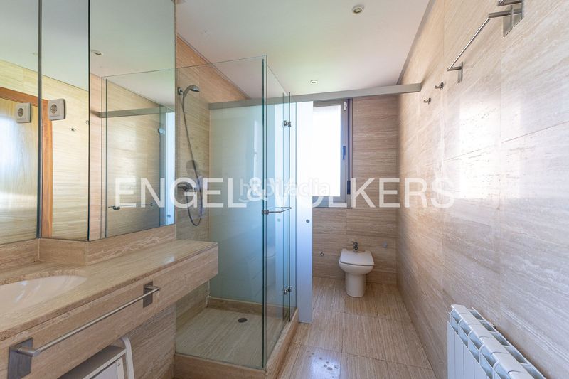 Foto cf82b3ca-40a4-42e0-8c27-f24d1765a3d2. Pis amb calefacció aparcament piscina a Valdemarín Madrid