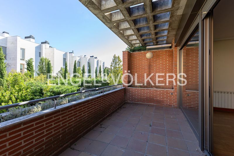 Foto eddf0a17-fa5d-41c3-b76c-74d6efa8c02b. Pis amb calefacció aparcament piscina a Valdemarín Madrid