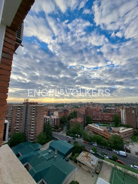 Foto 86bb5e50-5996-49d7-9e43-4a2d143062ef. Alquiler piso exclusiva vivienda en arturo soria con terraza, piscina, vistas espectaculares. en Madrid