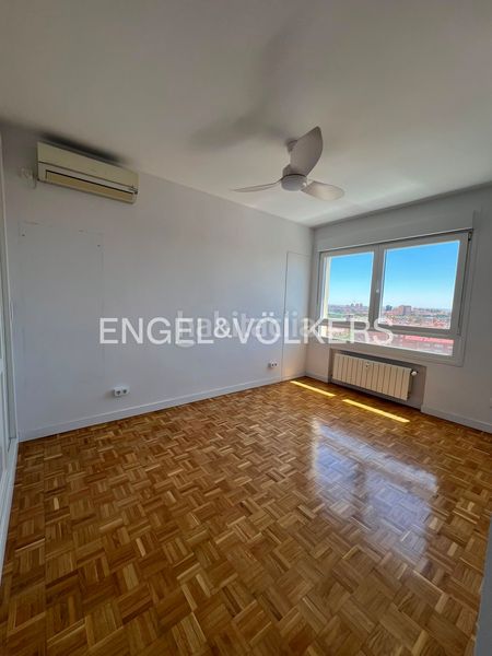 Foto 8e2c4c17-c92f-4060-8943-ae1d9c7a0fe9. Alquiler piso exclusiva vivienda en arturo soria con terraza, piscina, vistas espectaculares. en Madrid