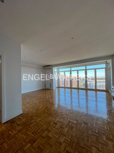 Foto 9200fd29-5a6d-4448-a7fb-961bc50a63fb. Alquiler piso exclusiva vivienda en arturo soria con terraza, piscina, vistas espectaculares. en Madrid