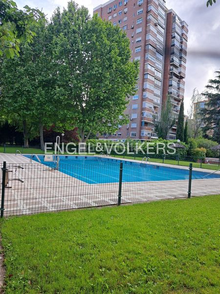 Foto c64bbad5-6441-4b71-a174-56b6d482fc5f. Alquiler piso exclusiva vivienda en arturo soria con terraza, piscina, vistas espectaculares. en Madrid