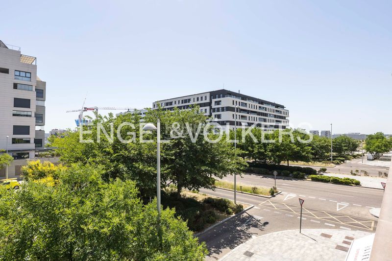 Foto 4b6b5650-ee7c-4ecb-97d9-627fbf65dca5. Pis amb calefacció aparcament piscina a Valdebebas - Valdefuentes Madrid