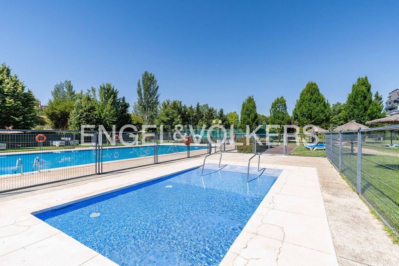 Foto 98dc79bb-1dce-4ff2-9789-743b5e40a993. Pis amb calefacció aparcament piscina a Virgen del Cortijo-Manoteras Madrid