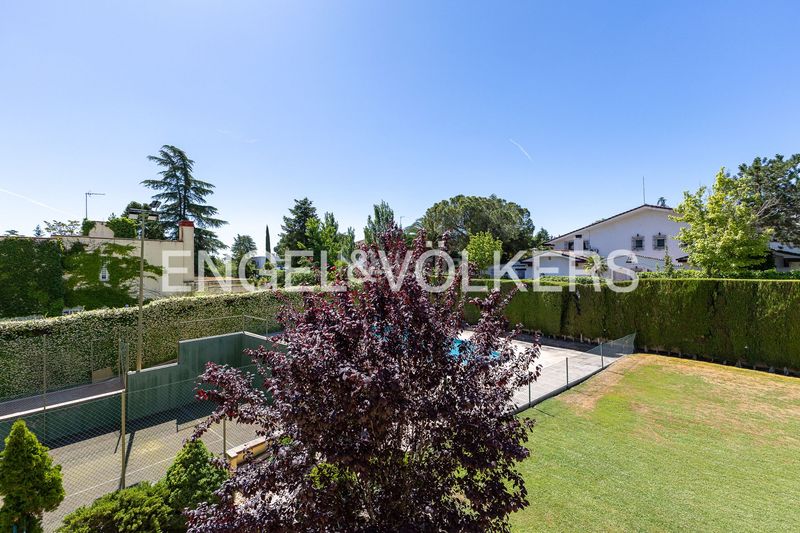 Foto 00e049b2-4000-43c8-8fa5-d912ef3f500e. Casa amb calefacció aparcament piscina a urbanización La Moraleja La Moraleja