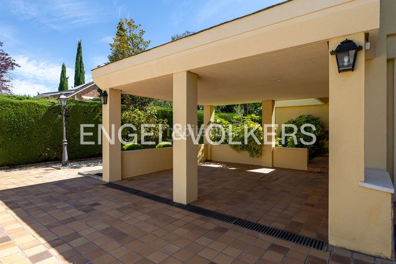 Foto 03abdaea-d598-4936-8bc9-03c2d67cd540. Casa amb calefacció aparcament piscina a urbanización La Moraleja La Moraleja