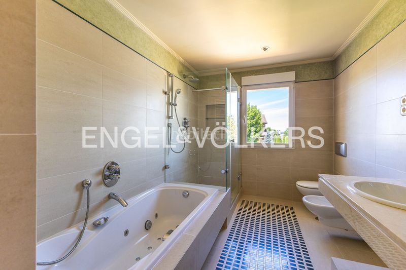 Foto 05d63e50-a728-4187-ba6e-6d8eccb295d3. Casa amb calefacció aparcament piscina a urbanización La Moraleja La Moraleja