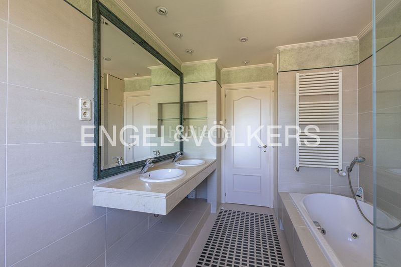 Foto 0e35e925-bc63-4e35-9f8e-86756aba3601. Casa amb calefacció aparcament piscina a urbanización La Moraleja La Moraleja