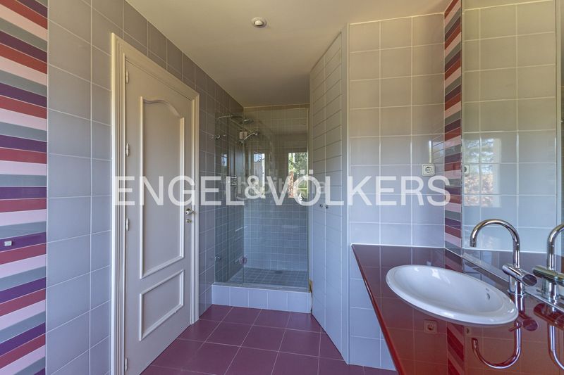 Foto 115dcd6b-3f67-4658-acc7-edd5275f4731. Casa amb calefacció aparcament piscina a urbanización La Moraleja La Moraleja