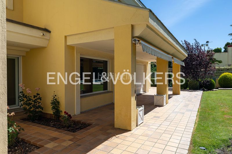 Foto 4d01fb6c-5b08-4fe1-9c58-fbb0e94e8662. Casa amb calefacció aparcament piscina a urbanización La Moraleja La Moraleja
