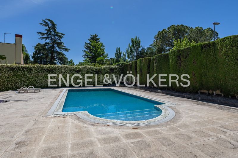 Foto 7be46e44-e9d9-49e6-9f97-99a6777cfac8. Casa amb calefacció aparcament piscina a urbanización La Moraleja La Moraleja