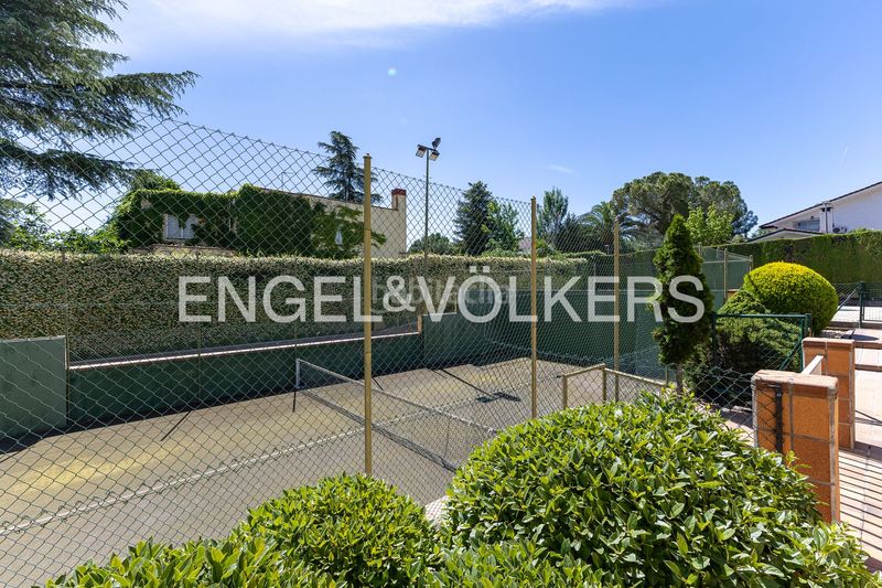 Foto 83e0da02-35b8-4c98-af03-8214949bf603. Casa amb calefacció aparcament piscina a urbanización La Moraleja La Moraleja