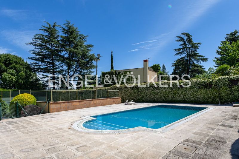 Foto ab221ee5-9daa-42df-a619-29c702ee4878. Casa amb calefacció aparcament piscina a urbanización La Moraleja La Moraleja