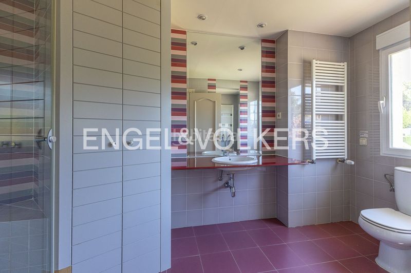 Foto df52f863-de03-4983-a6e5-bb516388b516. Casa amb calefacció aparcament piscina a urbanización La Moraleja La Moraleja