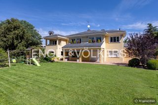 Casa in Urbanización La Moraleja. Excelente residencia familiar en la moraleja