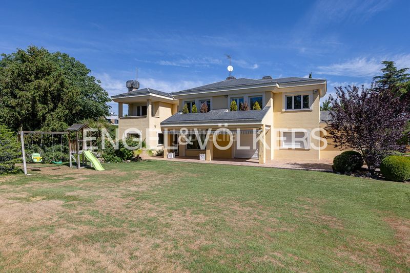 Foto e61489cb-07ff-4960-a95b-c83cbb814375. Casa amb calefacció aparcament piscina a urbanización La Moraleja La Moraleja