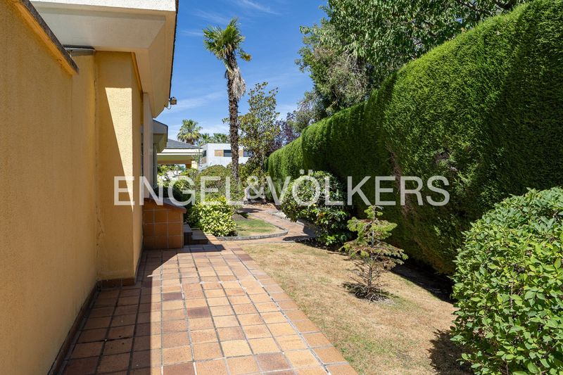 Foto e945d019-4953-4960-8e90-6a206c9879cb. Casa amb calefacció aparcament piscina a urbanización La Moraleja La Moraleja
