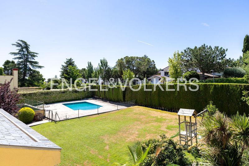 Foto f039ae9d-2815-44f8-9528-91c502c8f77a. Casa amb calefacció aparcament piscina a urbanización La Moraleja La Moraleja