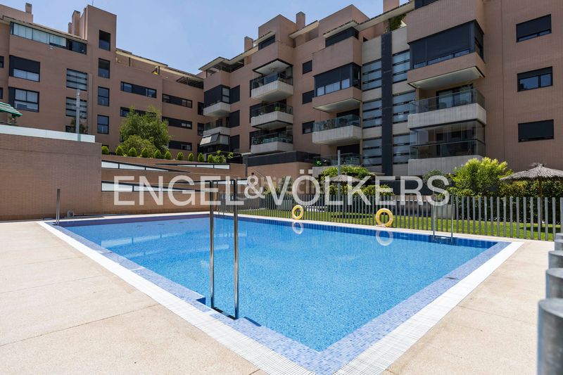 Foto 718a27d7-5802-4183-b5e2-699fa8983a1f. Pis amb calefacció aparcament piscina a Encinar de los Reyes La Moraleja