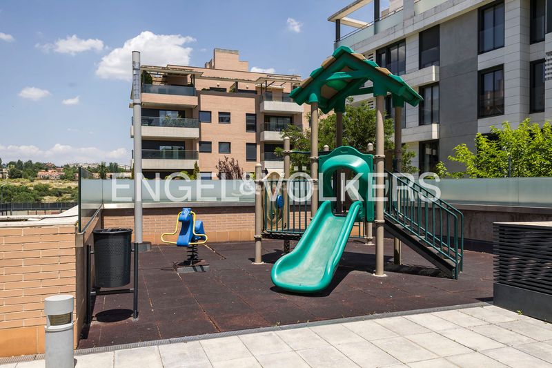 Foto 82887b24-a22e-4387-b61e-7e163f9262e6. Pis amb calefacció aparcament piscina a Encinar de los Reyes La Moraleja