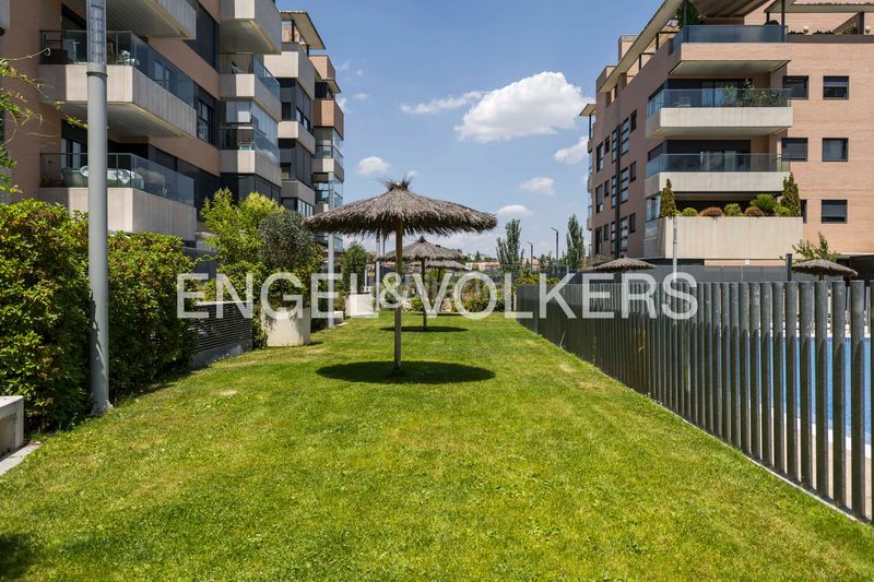 Foto a2ce558b-b1da-42e1-8d07-63d21bf4b7da. Pis amb calefacció aparcament piscina a Encinar de los Reyes La Moraleja