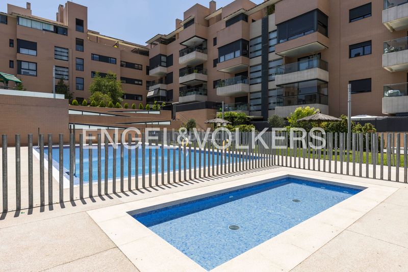 Foto b6a010f7-ab87-47f4-8561-7fd23081ab2d. Pis amb calefacció aparcament piscina a Encinar de los Reyes La Moraleja