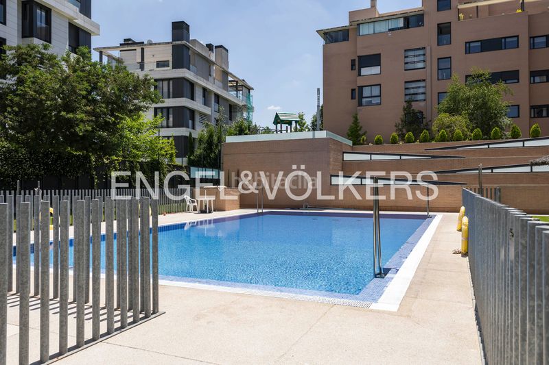 Foto b9a9dcd5-713a-4a40-8719-9ef7605ca98b. Pis amb calefacció aparcament piscina a Encinar de los Reyes La Moraleja