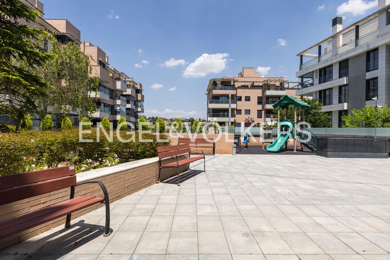Foto d6830bda-f0f0-45a0-8c3e-68550f74e869. Pis amb calefacció aparcament piscina a Encinar de los Reyes La Moraleja