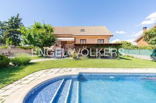 Casa a Guadarrama. Espectacular chalet unifamiliar en los negrales