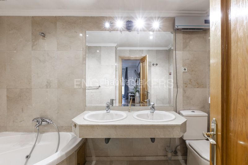 Foto af5a636b-69d0-479e-aaf2-ef487e54d008. Casa amb calefacció aparcament piscina a Salvador Madrid