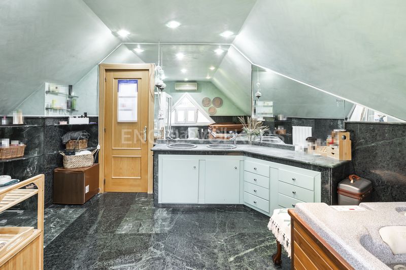 Foto b99633c5-e2f9-48d0-91ec-76383fc3c7d6. Casa amb calefacció aparcament piscina a Salvador Madrid