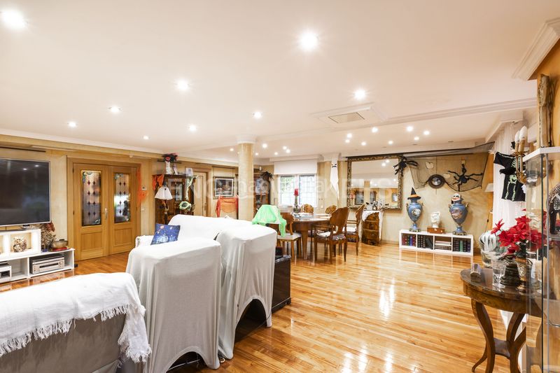 Foto ceba43b5-71de-4904-893f-b9e01e4d16e8. Casa amb calefacció aparcament piscina a Salvador Madrid