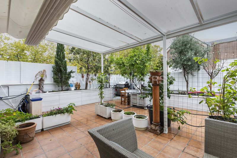 Foto d1d91e4f-0b71-4da0-98b8-c26c1590dbc0. Casa amb calefacció aparcament piscina a Salvador Madrid