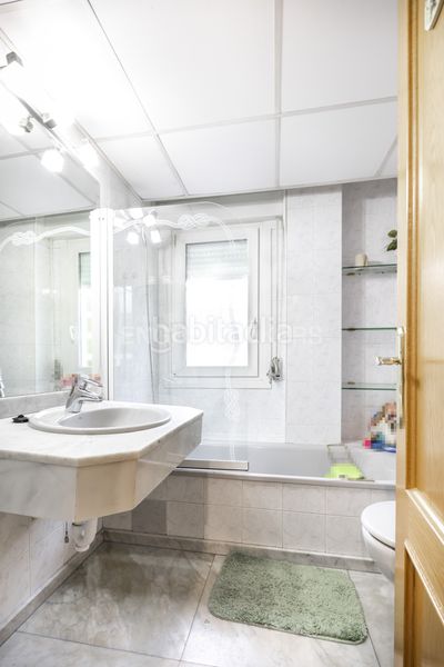 Foto e05ed996-e818-4792-b84c-9a22e73209bb. Casa amb calefacció aparcament piscina a Salvador Madrid