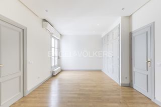 Location Appartement  Marqués de cubas. Luminoso y cómodo piso en plaza de las cortes en alquiler
