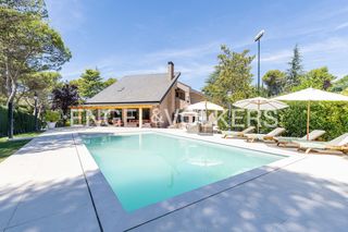 Casa in Las Lomas. Villa con pista de tenis y piscina exterior e interior  en las l