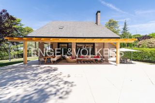 House in Las Lomas. Villa con pista de tenis y piscina exterior e interior  en las l