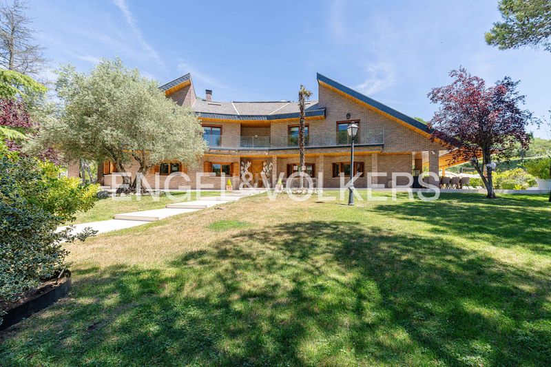 Foto a86d95ab-7971-45dc-a3d1-b4681f34cec6. Casa amb calefacció aparcament piscina a Las Lomas Boadilla del Monte