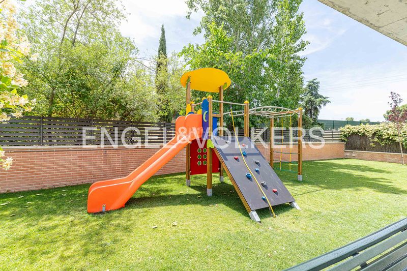 Foto a880f118-1ed4-4b15-8a7a-aad9fb7e08ae. Pis amb calefacció aparcament piscina a Valdemarín Madrid
