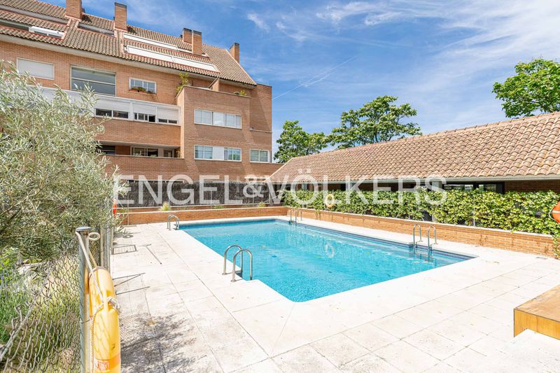 Foto afe4b69b-ba9b-494f-97cd-f5a5f11b8ad7. Pis amb calefacció aparcament piscina a Valdemarín Madrid