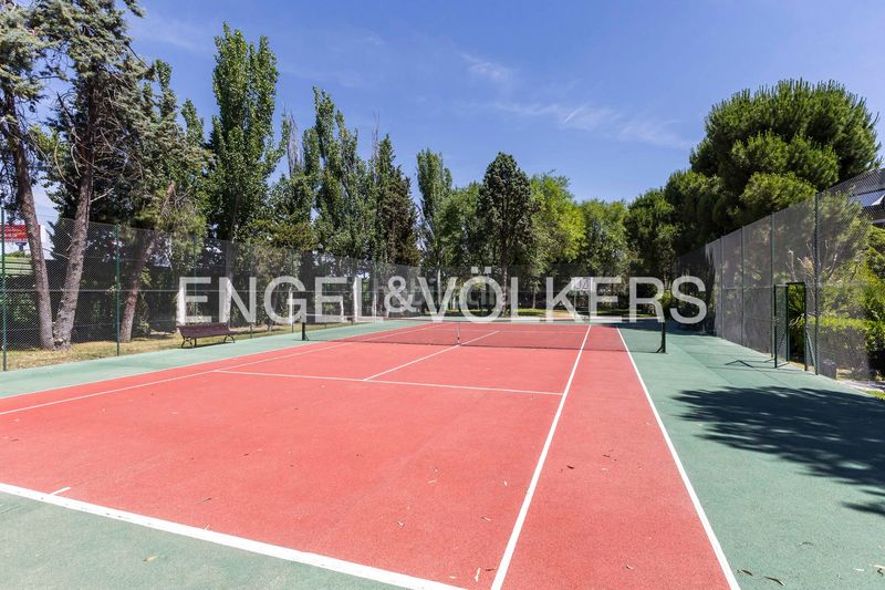 Foto 85869622-1a94-4107-a0e2-e4e2f609bf56. Pis amb calefacció aparcament piscina a el soto de La Moraleja La Moraleja