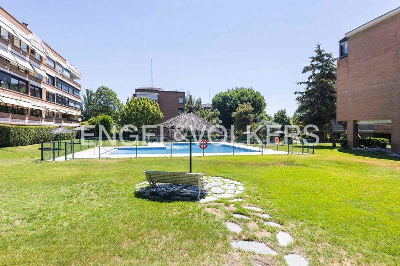 Foto d7ae595d-6ac9-45bd-8bb2-bab4640e4873. Pis amb calefacció aparcament piscina a el soto de La Moraleja La Moraleja